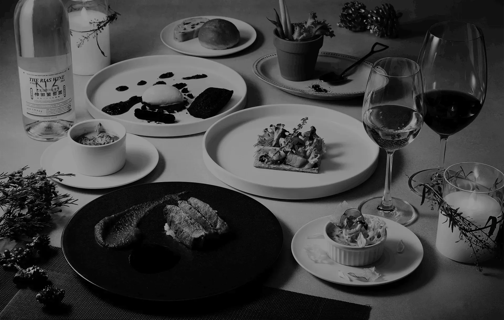 モノトーンカラーの小岩井農場TOKYOクリスマスコース全景